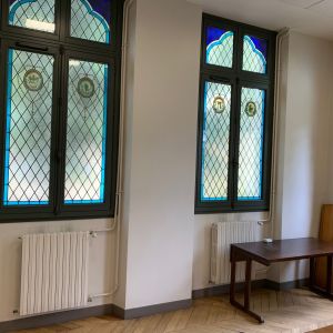 chantier-vitraux-triple-vitrage-isolation-thermique-CPAM-Versailles-Groupe-VIT-min