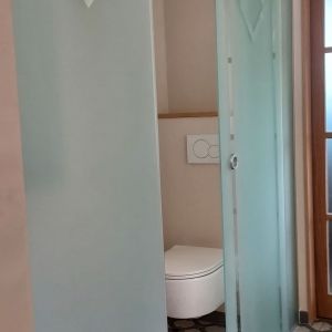 vitrage-salle-de-bain-projet-design-sablage-opacité-vernis-vitrage-technique-min