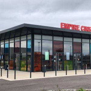 Cinéma-Paray-le-monial-vitrage-chantier-du-groupe-vit-specialiste-du-vitrage-pour-les-professionnels