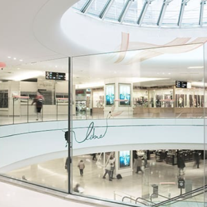 Pose de vitrages dans un centre commercial