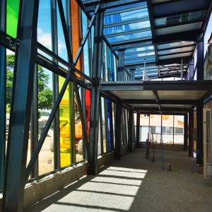 Chantier avec vitraux couleur véranda
