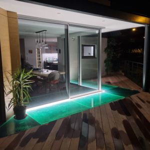 Dalles lumineuses qui éclairent le sol